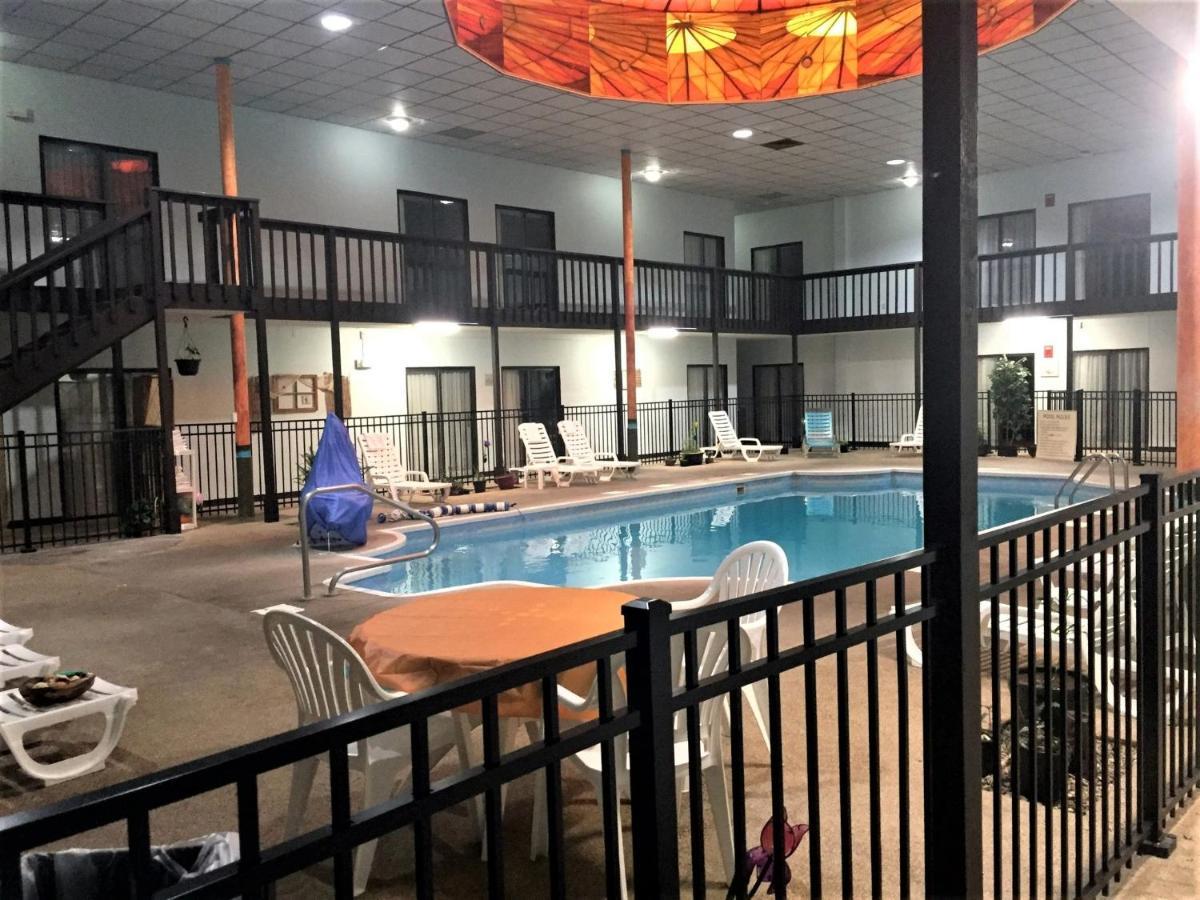 Hutchi Bell Hotel South Hutchinson Exterior photo