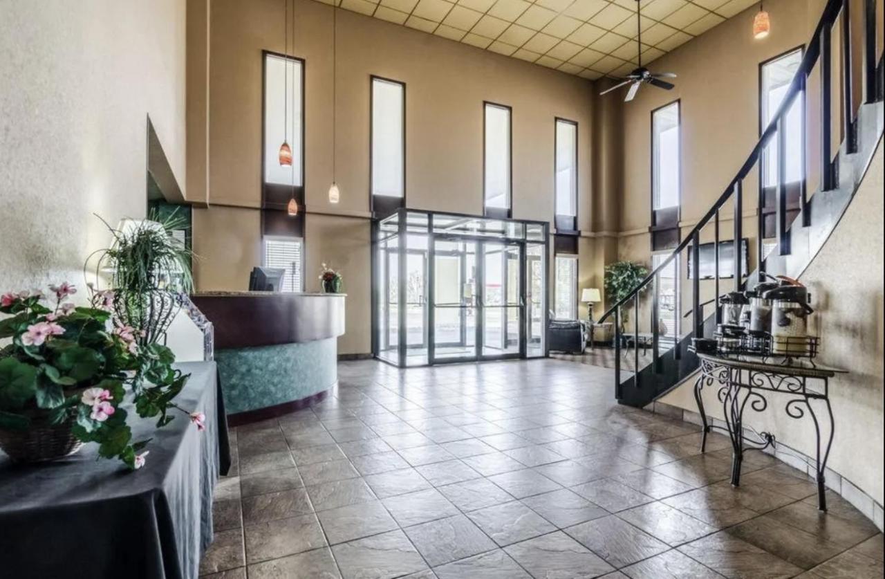 Hutchi Bell Hotel South Hutchinson Exterior photo