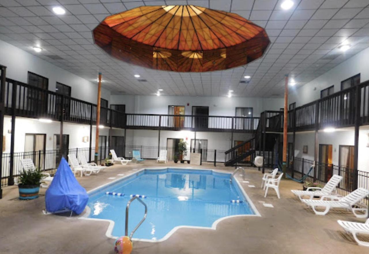 Hutchi Bell Hotel South Hutchinson Exterior photo